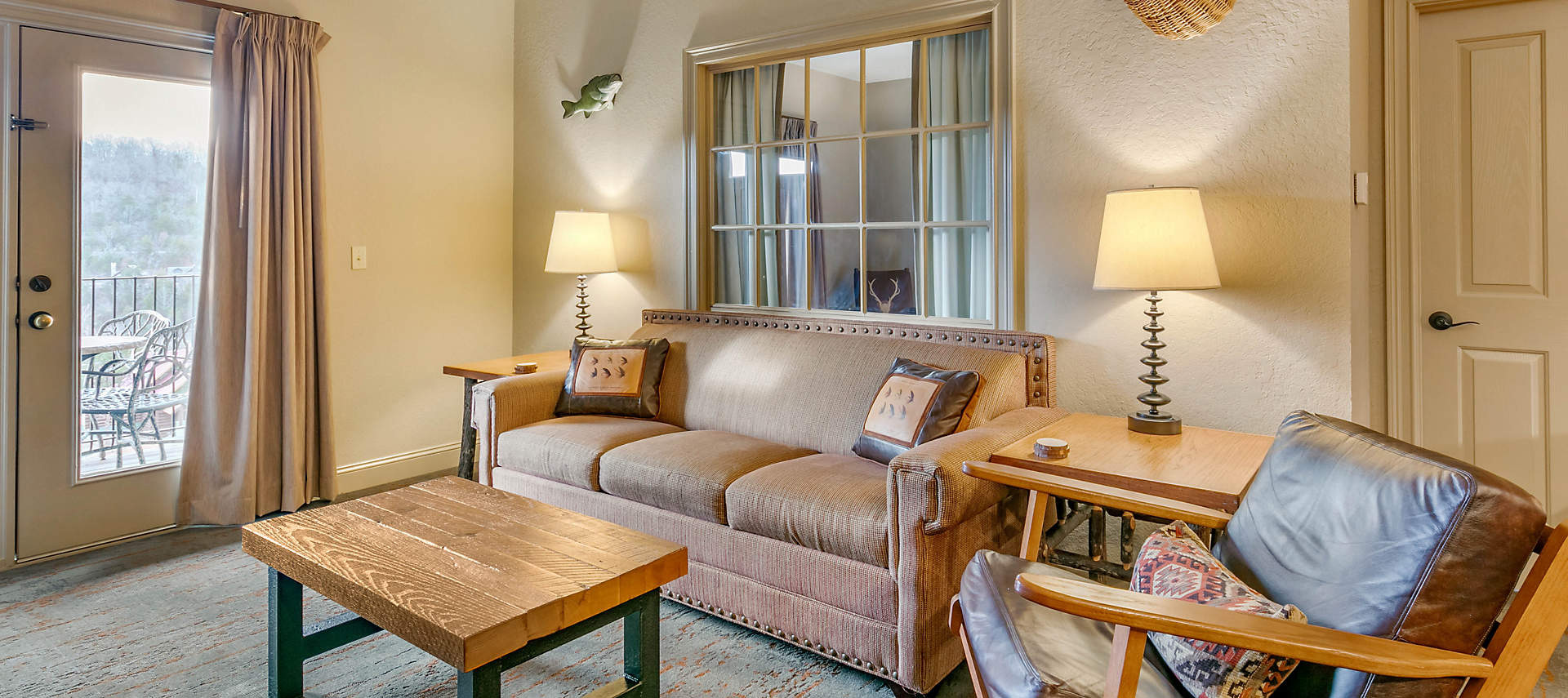 08-sales-kiosk-BWC-wilderness-club-at-big-cedar-1bed-living-area