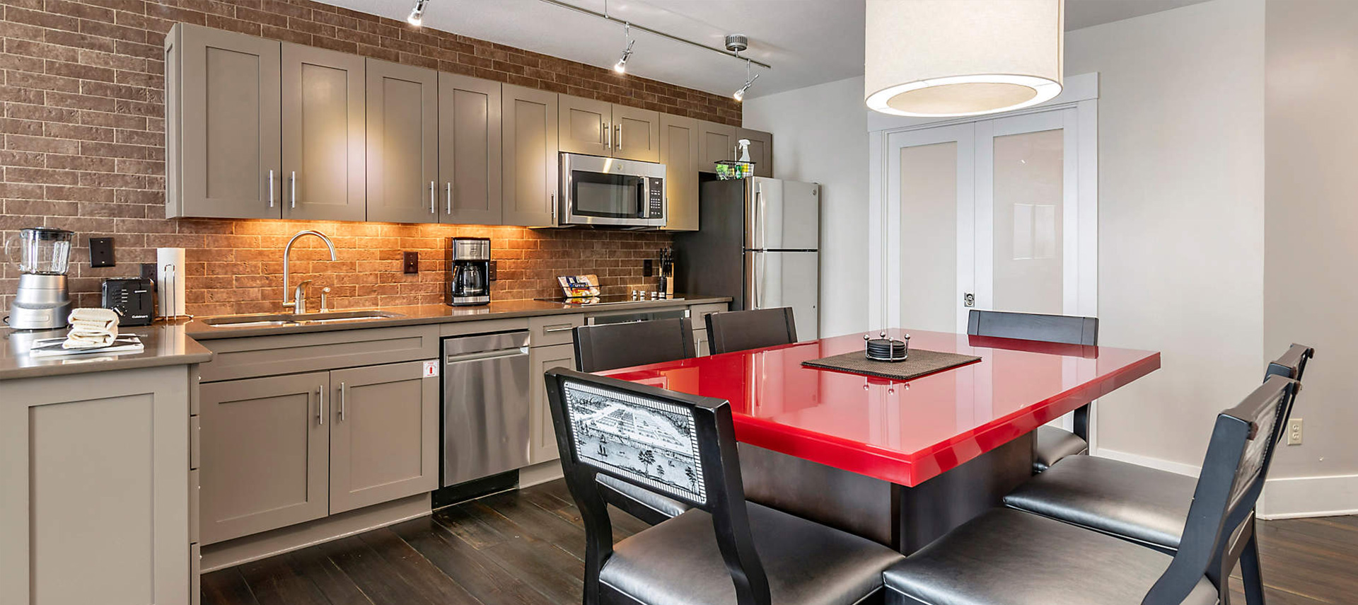 kiosk-STH-studio-homes-at-ellis-square-2bed-presidential-kitchen-dining-area