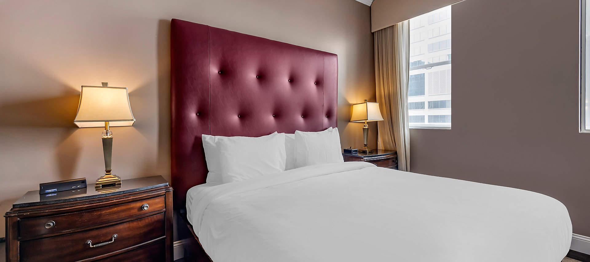 kiosk-NSH-bluegreen-downtown-nashville-hotel-king-guestroom1